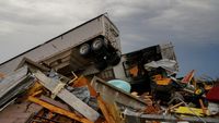 Mobil-mobil Ringsek Dihantam Tornado Dahsyat di Mississipi