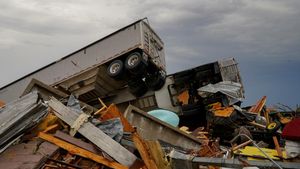 Mobil-mobil Ringsek Dihantam Tornado Dahsyat di Mississipi