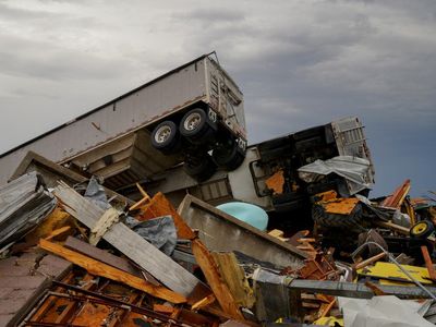Mobil-mobil Ringsek Dihantam Tornado Dahsyat di Mississipi