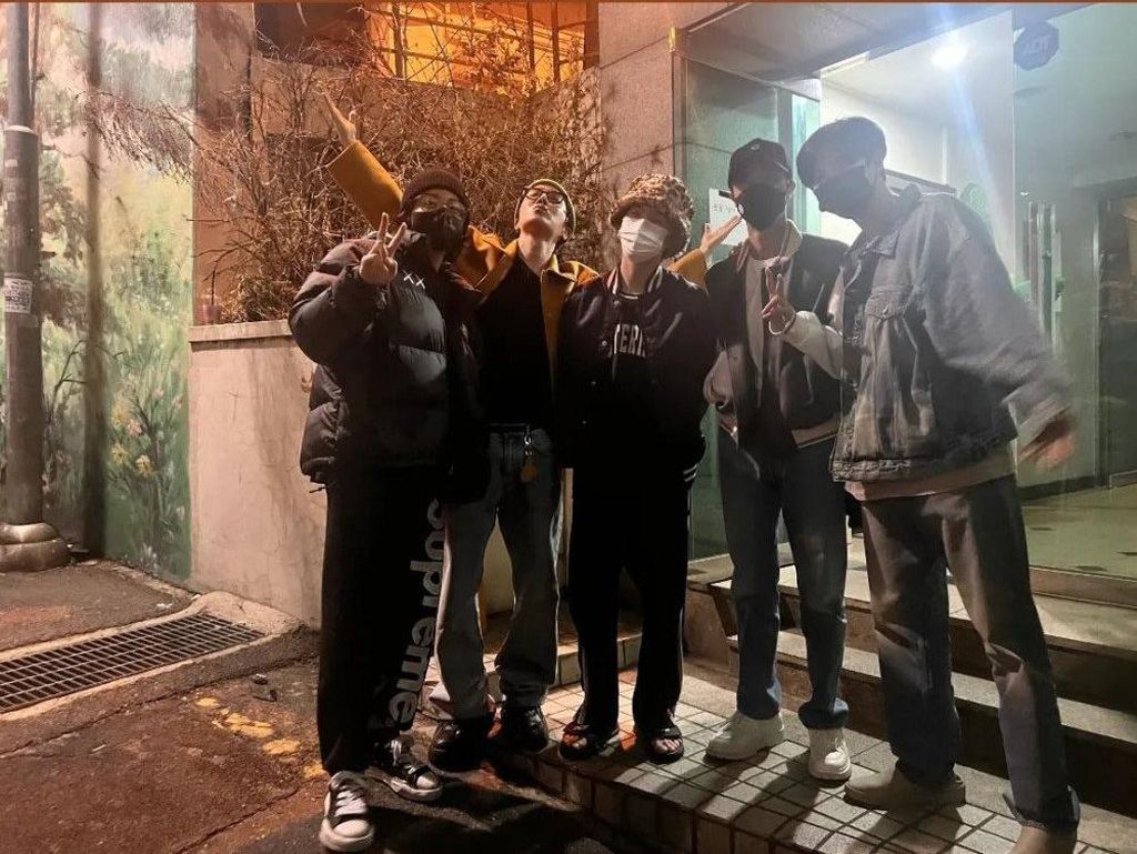 Momen Personel BTS Reuni, Temui Jin Saat Libur Wajib Militer Momen Personel BTS Reuni, Temui Jin Saat Libur Wajib Militer