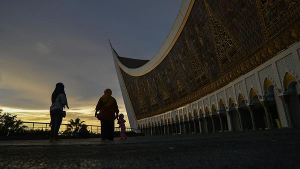 Ngabuburit di Masjid Raya Sumbar