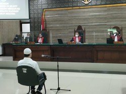 Ferry Geleng-geleng Kepala Saat Jaksa Bacakan Dakwaan KDRT Venna Melinda