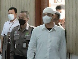 Makna Senyum Ferry Irawan Simpan Rindu Ibunda Selama Sidang KDRT