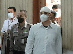 Makna Senyum Ferry Irawan Simpan Rindu Ibunda Selama Sidang KDRT