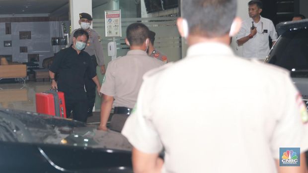 penyidik-komisi-pemberantasan-korupsi-kpk-membawa-koper-usai-penggeledahan-kantor-direktorat-jenderal-ditjen-mineral-dan-batu--2_169 penyidik-komisi-pemberantasan-korupsi-kpk-membawa-koper-usai-penggeledahan-kantor-direktorat-jenderal-ditjen-mineral-dan-batu--2_169