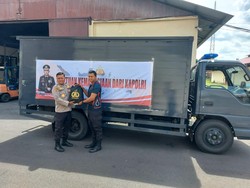 Polda Metro Salurkan 7.500 Paket Bansos Kapolri di Jakarta-Bekasi