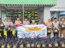 Polisi Salurkan Bantuan Kapolri di Kampung Gelap Tambora Jakbar