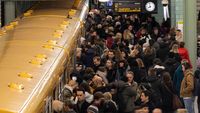 Potret Padatnya Penumpang di Stasiun KA Berlin Imbas Pemogokan Massal
