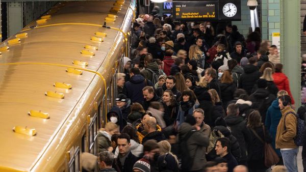 Potret Padatnya Penumpang di Stasiun KA Berlin Imbas Pemogokan Massal