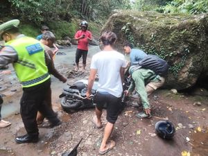 Pemotor Keluar Jalur Terjun Bebas dari Jembatan, Diduga Mengantuk