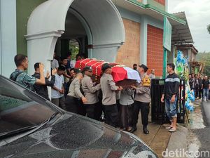Briptu RF Dimakamkan di Semarang, Kapolda Gorontalo: Maaf Tak Bisa Menjaga Briptu RF Dimakamkan di Semarang, Kapolda Gorontalo: Maaf Tak Bisa Menjaga