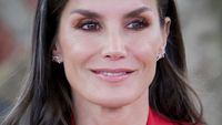 10 Pesona Ratu Letizia dari Spanyol yang Percaya Diri dengan Rambut Beruban