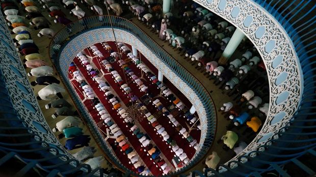 Muslims attend Friday prayer on the first day of Ramadan at Baitul Mukarram National Mosque in Dhaka, Bangladesh, March 24, 2023. REUTERS/Mohammad Ponir Hossain     TPX IMAGES OF THE DAY