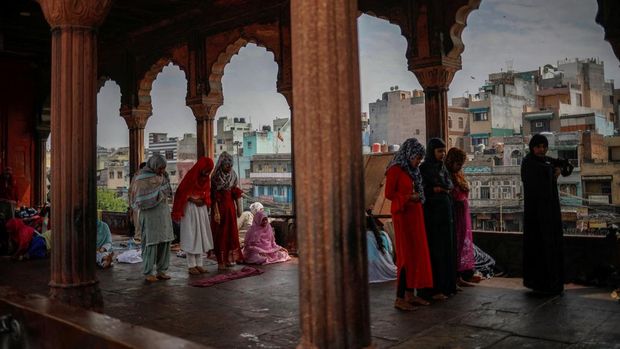 Muslim women pray during the first Friday of the holy month of Ramadan at Jama Masjid (Grand Mosque) in the old quarters of Delhi, India March 24, 2023. REUTERS/Adnan Abidi