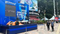 Replika Mobil Formula E Mejeng di Kawasan Bundaran HI