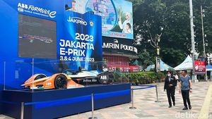 Replika Mobil Formula E Mejeng di Kawasan Bundaran HI