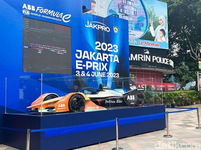 Replika Mobil Formula E Mejeng di Kawasan Bundaran HI