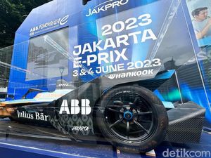 Mobil Pebalap Formula E Dikarantina di JIS Saat Tiba di Jakarta Mobil Pebalap Formula E Dikarantina di JIS Saat Tiba di Jakarta