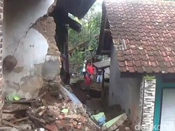 Ade Rasakan Goyangan Sebelum Tahu Rumahnya Hancur di Sumedang