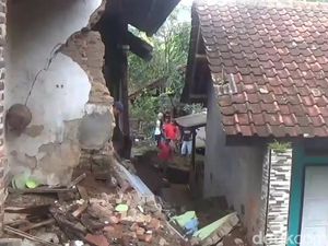 Ade Rasakan Goyangan Sebelum Tahu Rumahnya Hancur di Sumedang Ade Rasakan Goyangan Sebelum Tahu Rumahnya Hancur di Sumedang