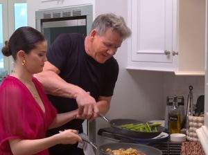 Masak Steak Bareng Gordon Ramsay, Selena Gomez Seolah di MasterChef