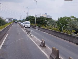 Separator Pecah di Flyover Pesing Diduga Akibat Kecelakaan, Polisi Cek CCTV