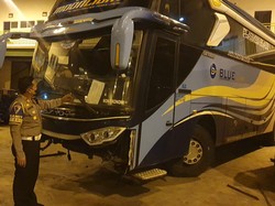 Ternyata! Separator Pecah di Flyover Pesing Ditabrak Bus Mercy