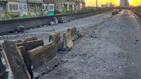Separator Pecah Berhamburan di Jalan, Flyover Pesing Sempat Ditutup