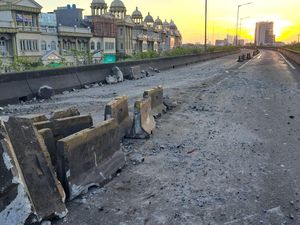 Separator Pecah Berhamburan di Jalan, Flyover Pesing Sempat Ditutup