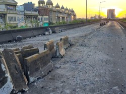 Separator Pecah Berhamburan di Jalan, Flyover Pesing Sempat Ditutup