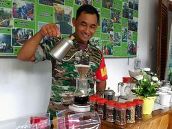 Ngalam Mbois: Babinsa Tanam Kopi Angkat Perekonomian Warga Lereng Bromo