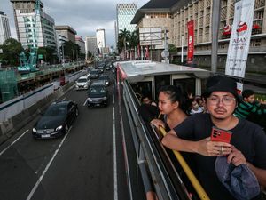 Keliling Jakarta Naik Transjakarta Asyik Juga Ternyata... Keliling Jakarta Naik Transjakarta Asyik Juga Ternyata...