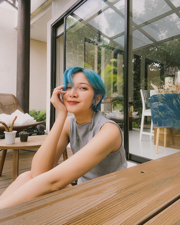 Sheila Dara Aisha rambut biru