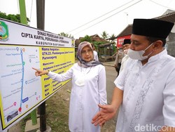 Bupati Ipuk Tinjau Pembangunan Infrastruktur-Silaturahmi dengan Warga