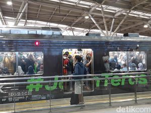 Ngilu! Tangan Bocah Terjepit Pintu KRL di Jam Padat Stasiun Manggarai
