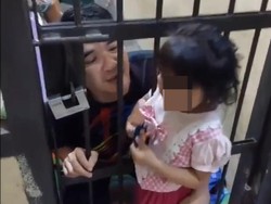 Bikin Haru! Polisi di Jambi Buka Pintu Sel Agar Tahanan Bisa Peluk Anaknya