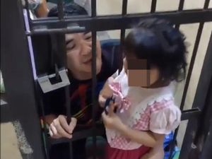 Bikin Haru! Polisi di Jambi Buka Pintu Sel Agar Tahanan Bisa Peluk Anaknya Bikin Haru! Polisi di Jambi Buka Pintu Sel Agar Tahanan Bisa Peluk Anaknya