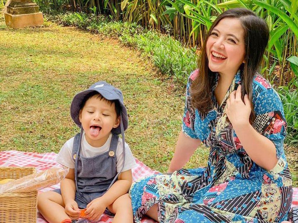 Tasya Kamila Piknik Bareng Anak dan Dinner Romantis di Balkon Rumah Tasya Kamila Piknik Bareng Anak dan Dinner Romantis di Balkon Rumah