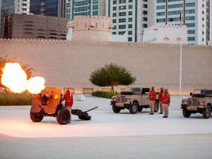 Tembakan Meriam Tandai Waktu Buka Puasa di Abu Dhabi Tembakan Meriam Tandai Waktu Buka Puasa di Abu Dhabi