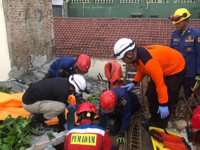 Momen Dramatis Evakuasi 3 Korban Tertimpa Tembok Roboh di Jakbar