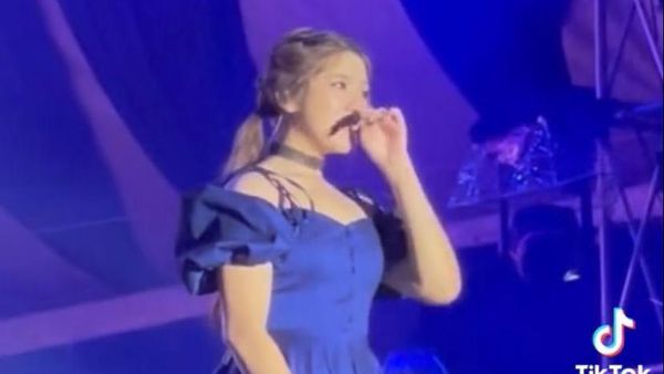 7 Potret Tiara Andini Nangis di Panggung