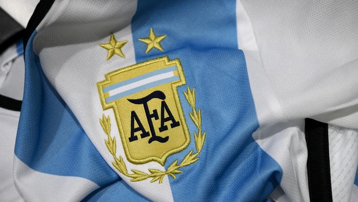 timnas argentina federasi sepakbola argentina piala dunia u-20 2023 piala dunia u-20 A picture taken on November 8, 2022 in Paris, shows the logo on a jersey of the Argentina national football team for the Football FIFA World Cup 2022 in Qatar. (Photo by FRANCK FIFE / AFP) (Photo by FRANCK FIFE/AFP via Getty Images)