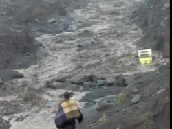 Truk di Lumajang Diterjang Banjir Lahar Semeru saat Menambang Pasir