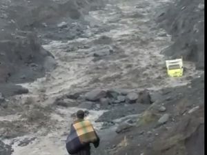 Truk di Lumajang Diterjang Banjir Lahar Semeru saat Menambang Pasir Truk di Lumajang Diterjang Banjir Lahar Semeru saat Menambang Pasir