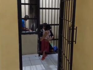 Tahanan di Jambi Viral Boleh Peluk Putri yang Jenguk, Ini Kata Polri Tahanan di Jambi Viral Boleh Peluk Putri yang Jenguk, Ini Kata Polri
