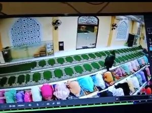 Bukannya Salat Tarawih, Wanita Ini Malah Curi HP Jemaah Masjid di Jambi
