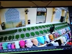 Bukannya Salat Tarawih, Wanita Ini Malah Curi HP Jemaah Masjid di Jambi