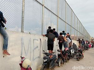 Warga di Gowa Ngabuburit Sambil Nonton PSM Makassar Latihan