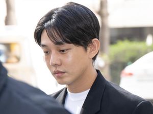 Yoo Ah In Hadiri Sidang dengan Tangan Diborgol Yoo Ah In Hadiri Sidang dengan Tangan Diborgol