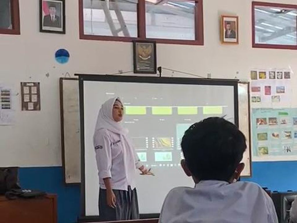 Aksi Nyentrik Guru Cantik Lembang Ngajar Pakai Seragam SMA